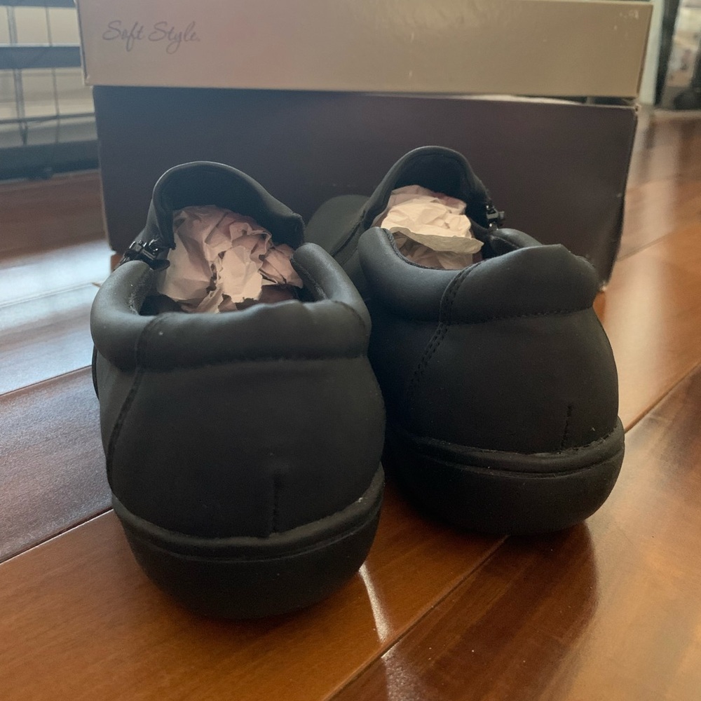 New Woman’s Shoes Size 7 - Picture 3 of 4